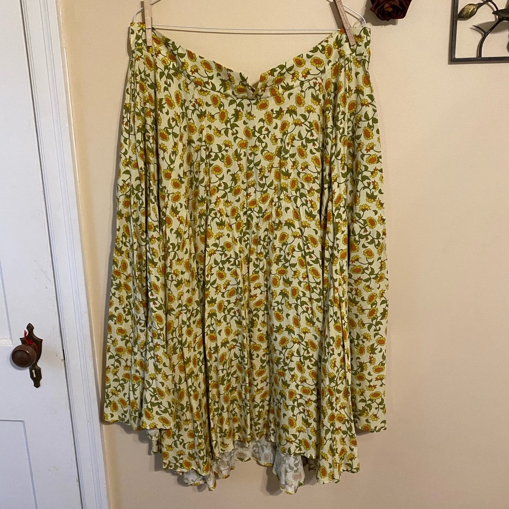 NWT ModCloth sunflower skirt with pockets!!